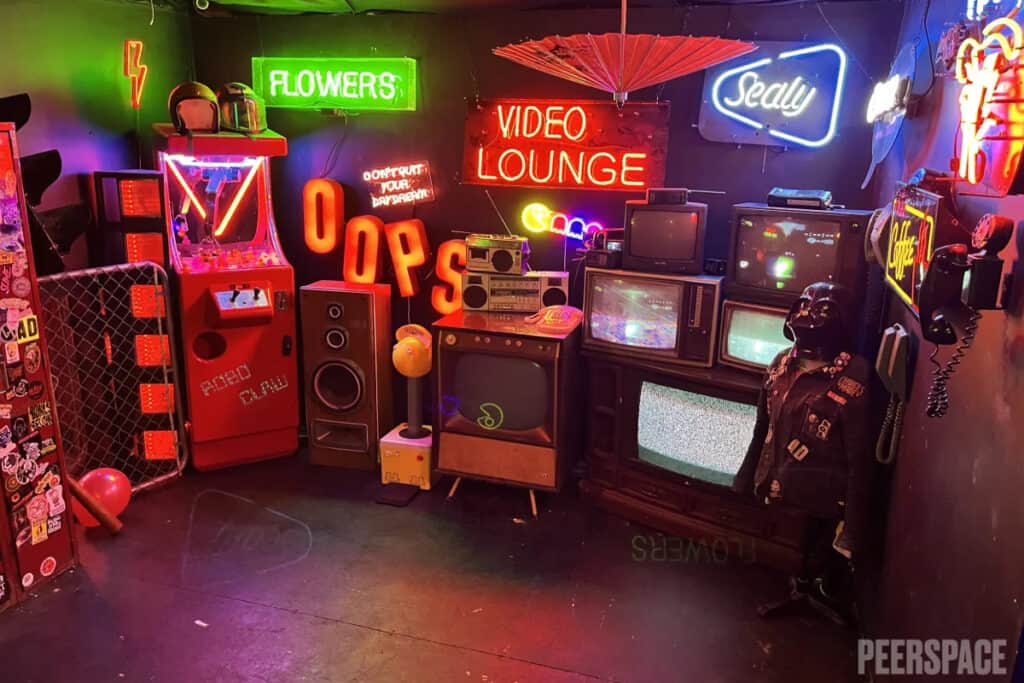 Creative space with many looks / Neon!