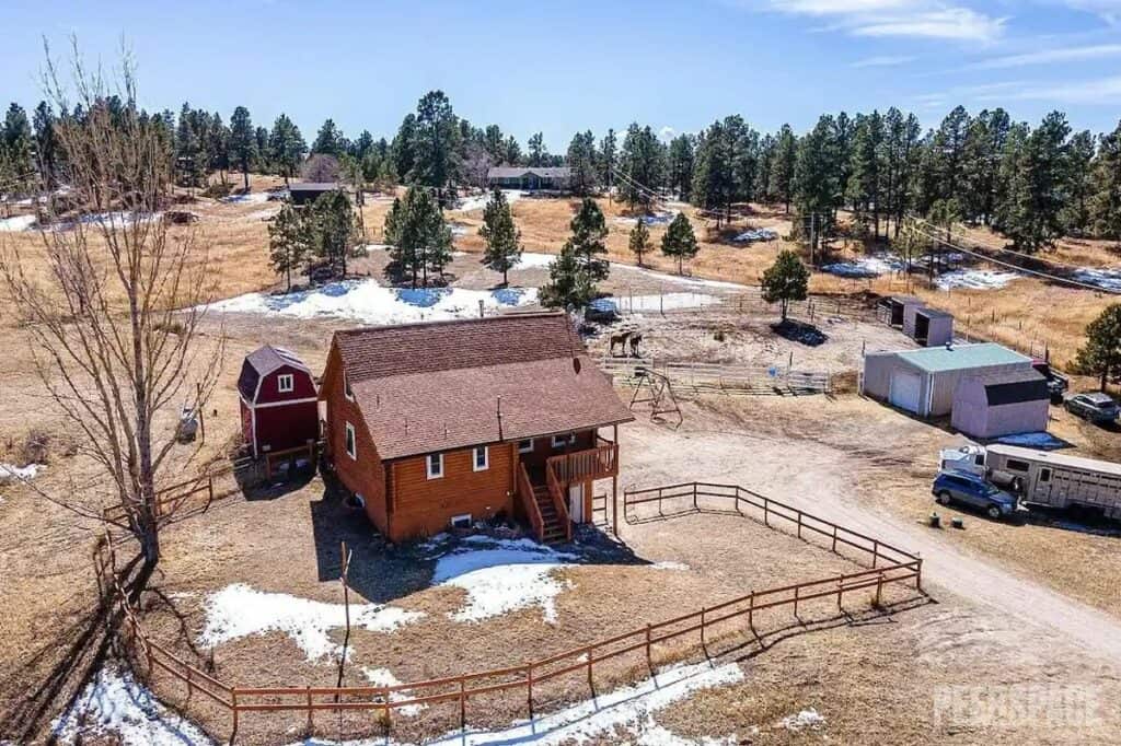 Riders' Retreat family cabin, hot tub & horse barn
