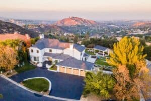 How Much Is An Airbnb For A Day? (2025) | Peerspace