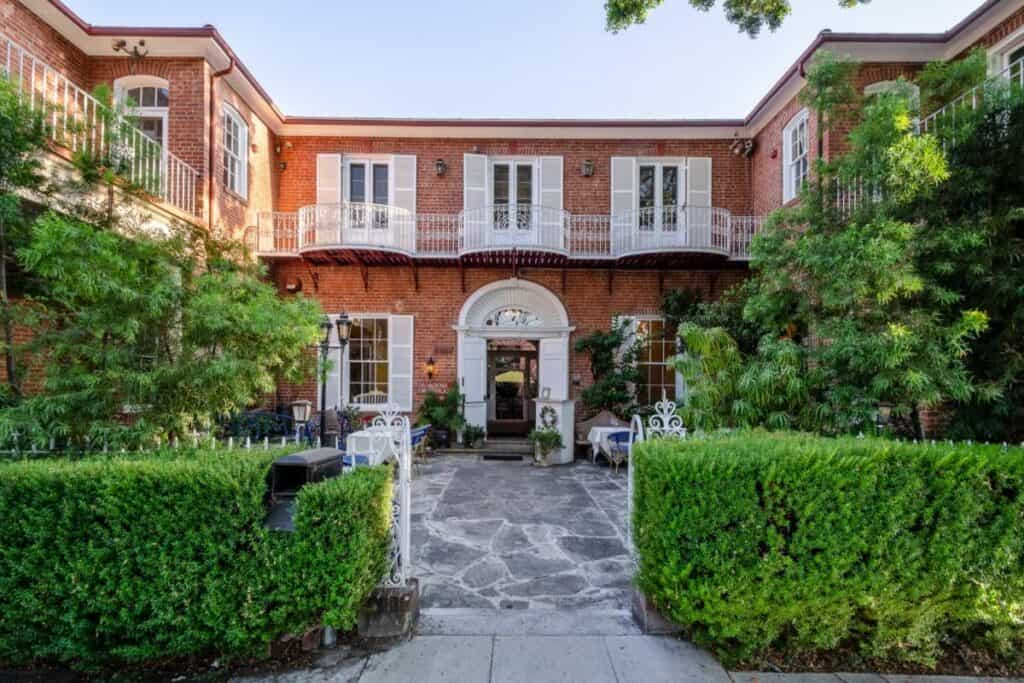 courtyard in pasadena with euro charm