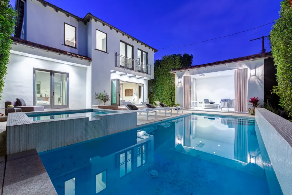 Italian bungalow with pool and cabana