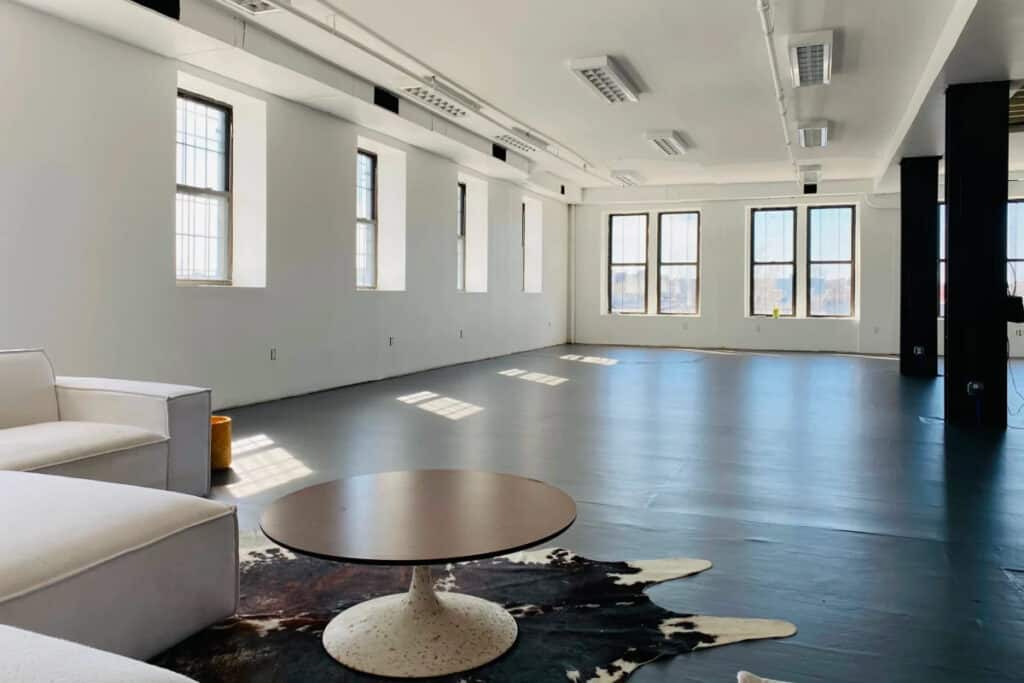 Modern Daylight 3700 sqft Warehouse Loft