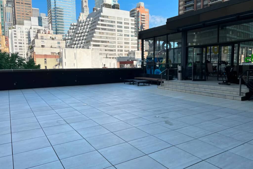 Sunny And Private Rooftop Sundeck In The Heart Of Midtown East