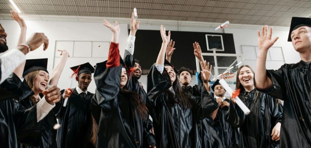 Graduation Celebrations: Who Really Belongs on the Guest List? | Peerspace