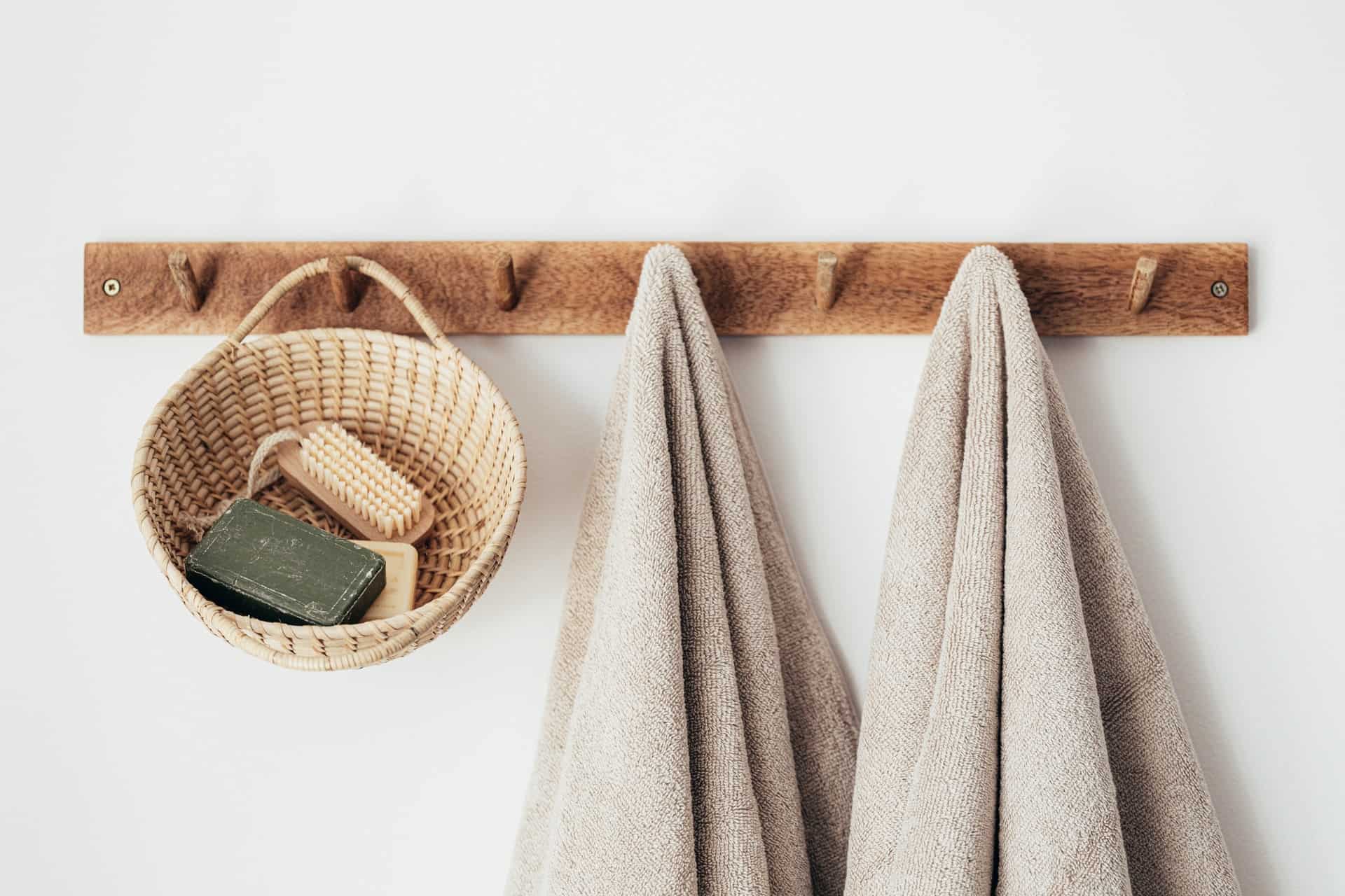 coat rack with basket and cloths
