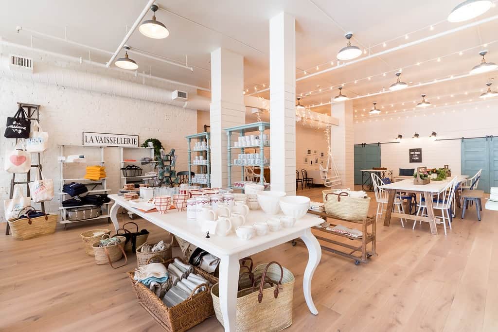 show meaning of brand Booth design, Shop interior design, Craft markets