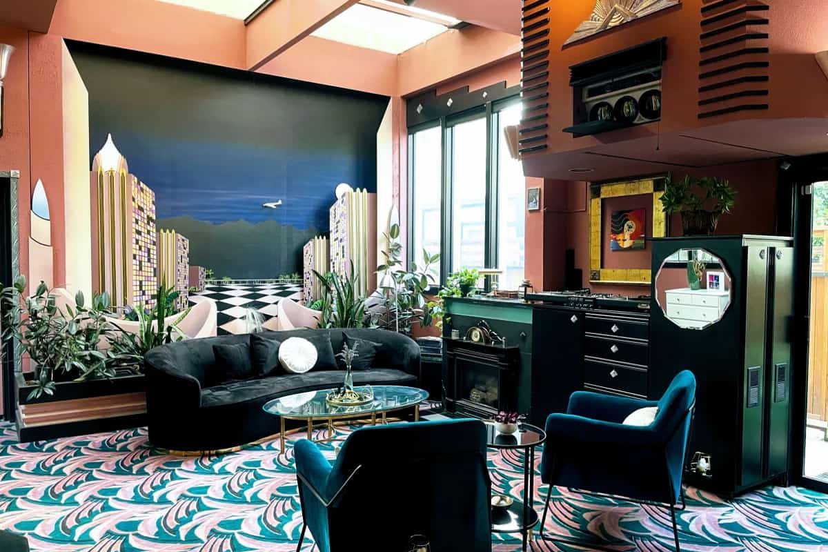 10 Awesome 80s Party Ideas (2024) - Peerspace