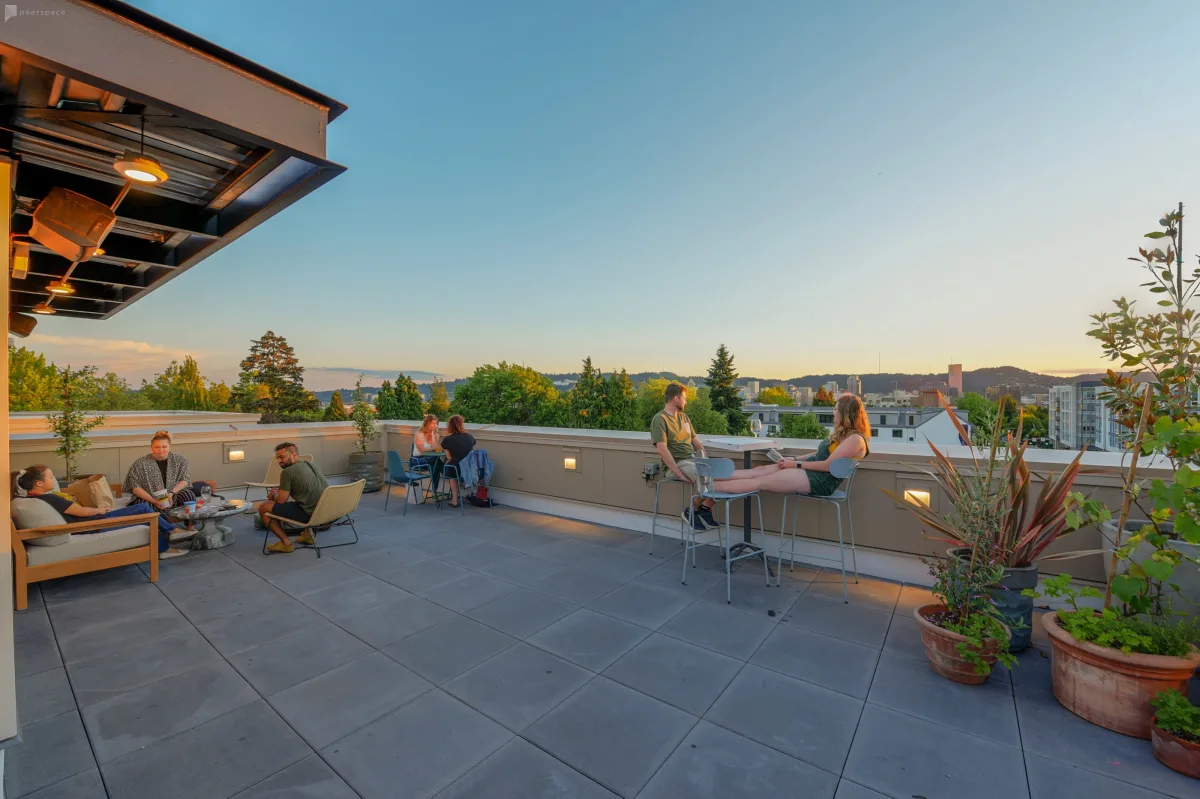 https://www.peerspace.com/resources/wp-content/uploads/portland-Private-Rooftop-Space-Beautiful-Sunset-Skyline-Views.webp