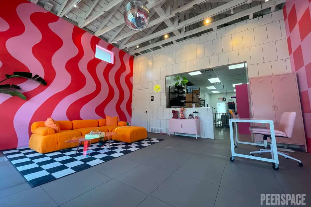 Downtown Groovy & Colorful Space with Kitchen