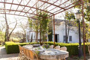 Throwing An “Alice in Wonderland” Themed Wedding: Tips & Tricks For The Perfect Day | Peerspace