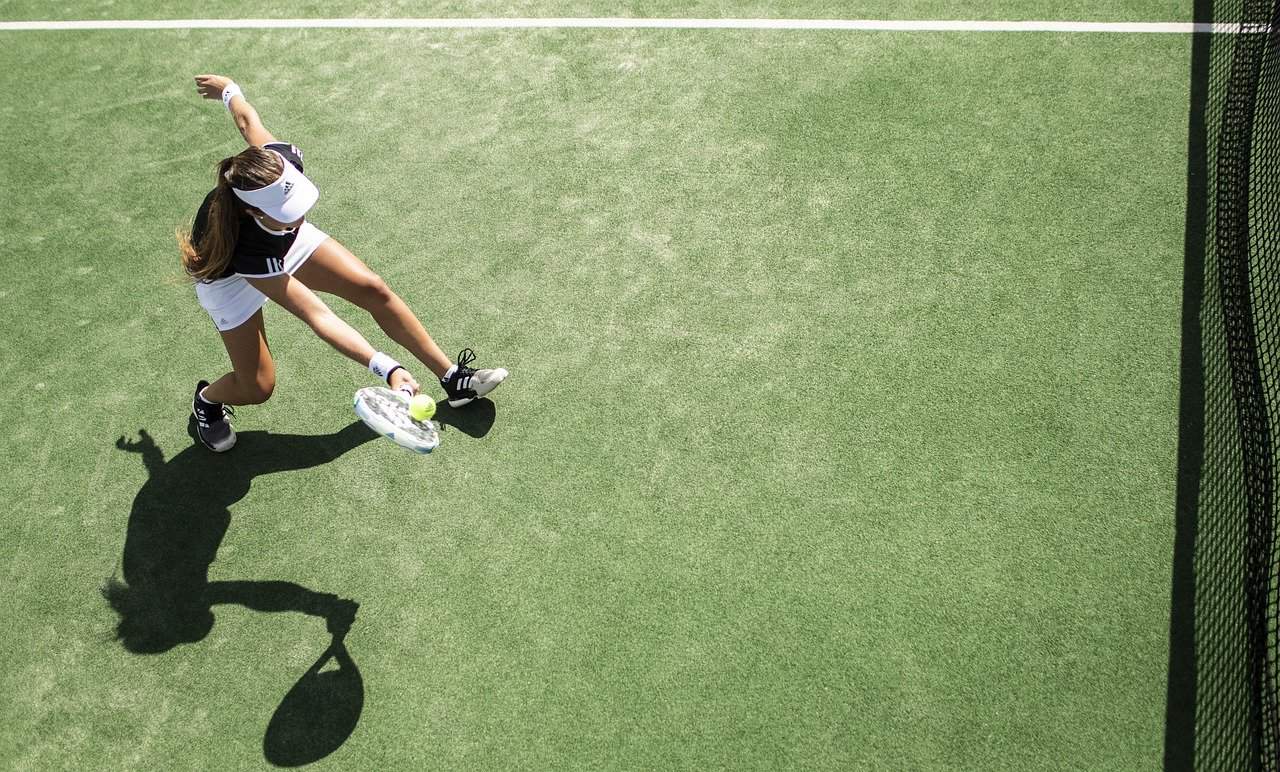 woman playing tennis