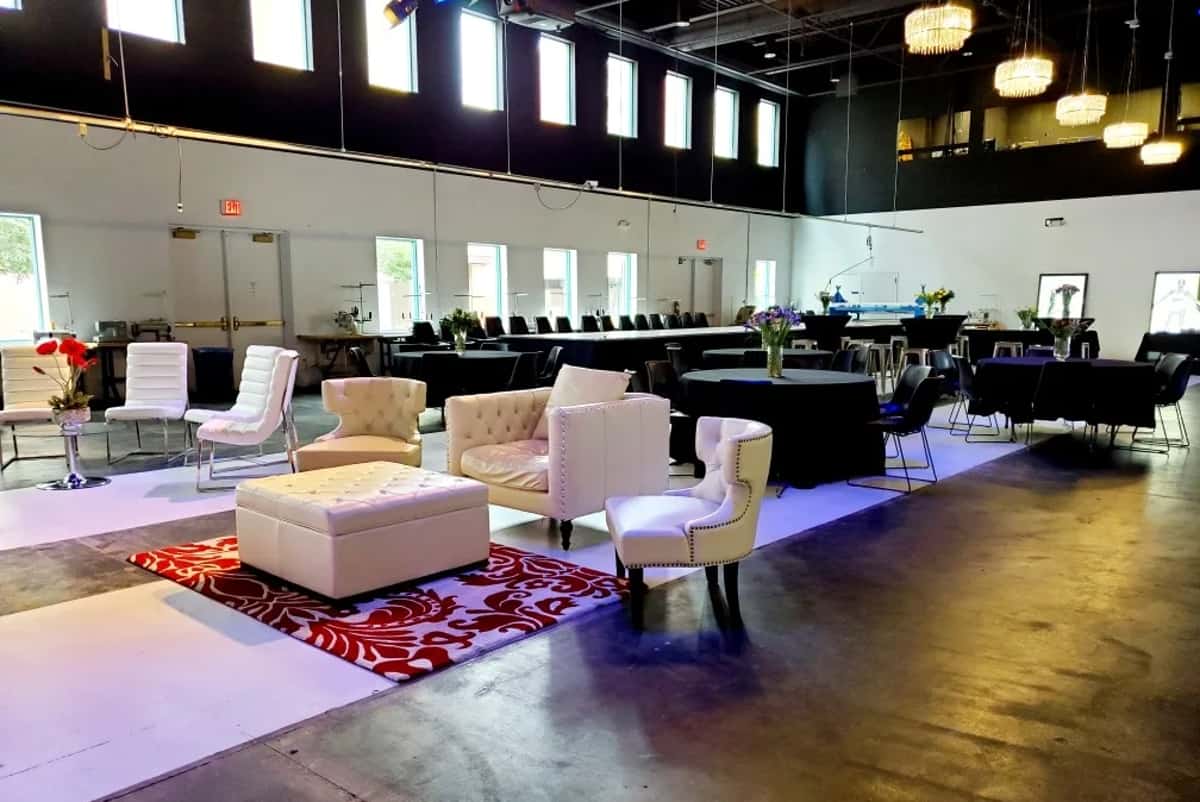 13 Awesome Corporate Gift Bag Ideas (2024) Peerspace