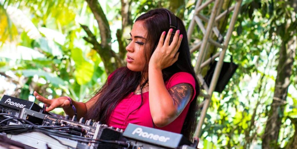 16 Essential Questions to Ask a DJ Before Hiring for Your Event | Peerspace