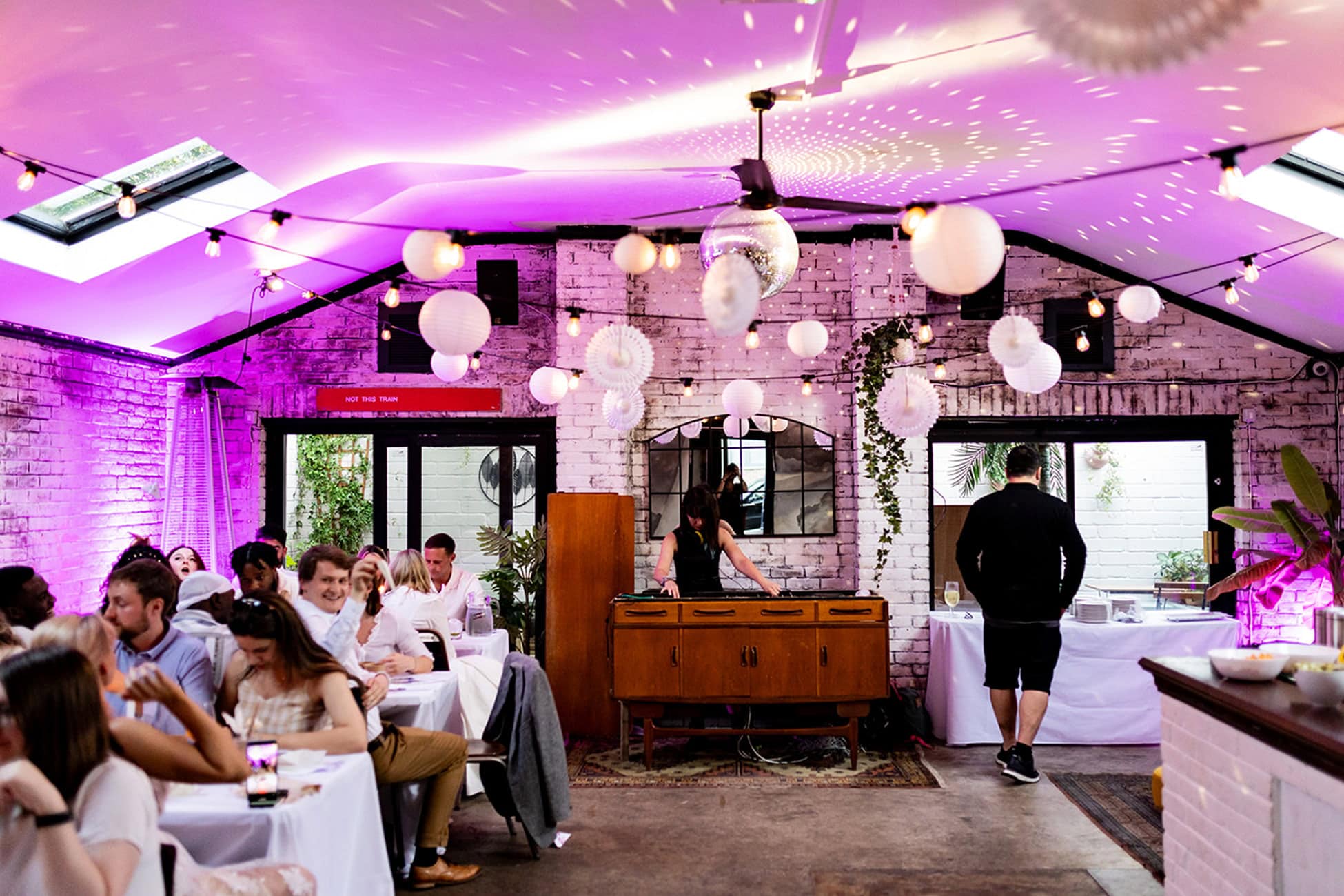 How & Where to Find an Airbnb for a Gathering | Peerspace