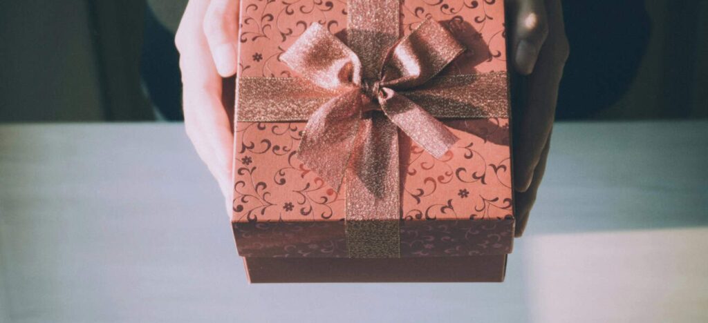 25+ Sparkling Engagement Gift Ideas to Celebrate the Happy Couple | Peerspace