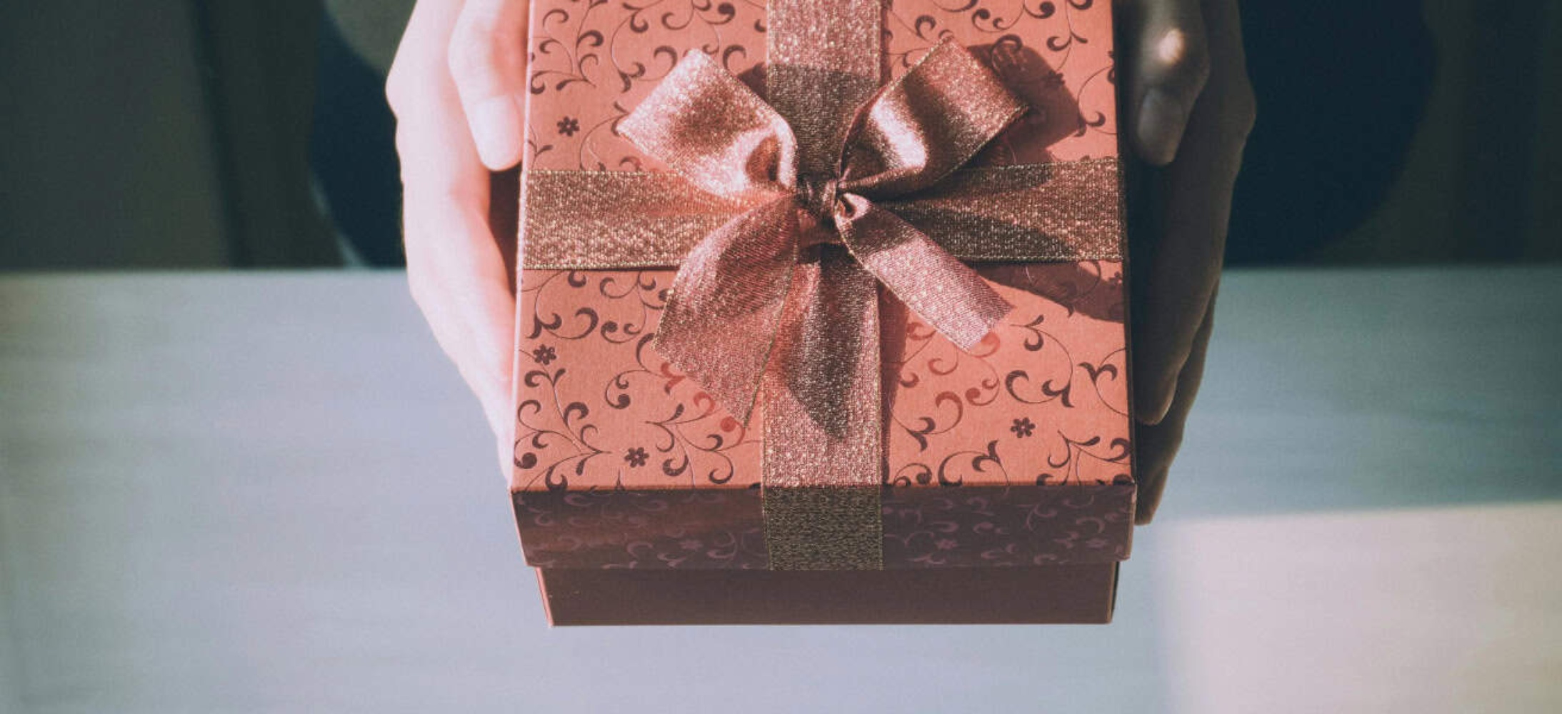25+ Sparkling Engagement Gift Ideas to Celebrate the Happy Couple | Peerspace