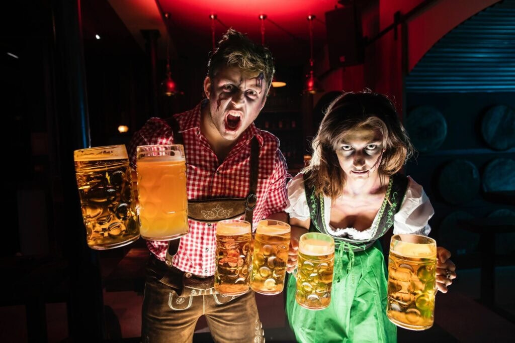 Balise alt	Costumed staff holding beer steins inside Frankenstein's gothic bar in Edinburgh