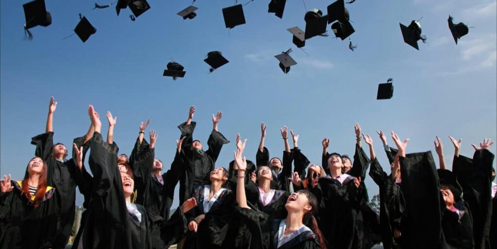 Graduation Celebrations: Who Really Belongs on the Guest List? | Peerspace