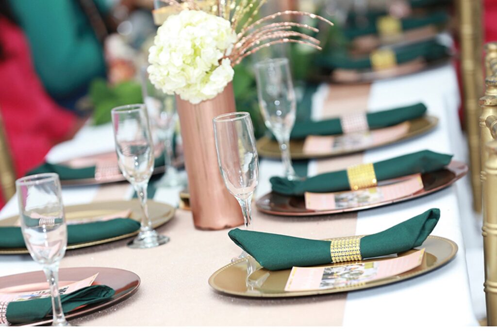 Table decorations in rose and green colours for a graduation party