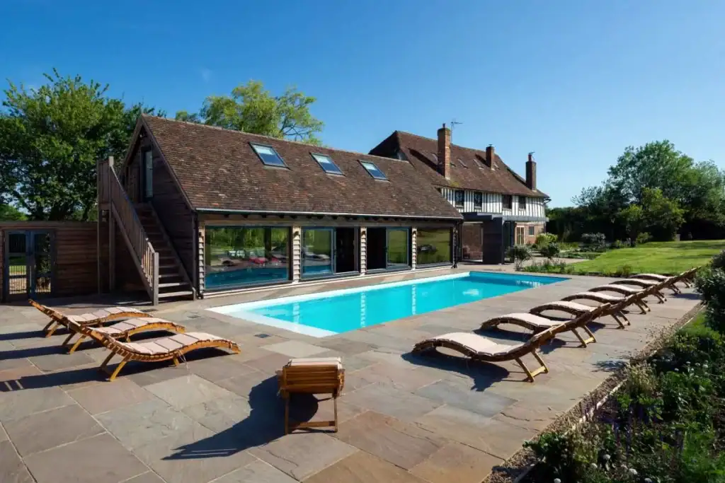 Private Swimming Pool Hire: Costs, Options and How to Book | Peerspace