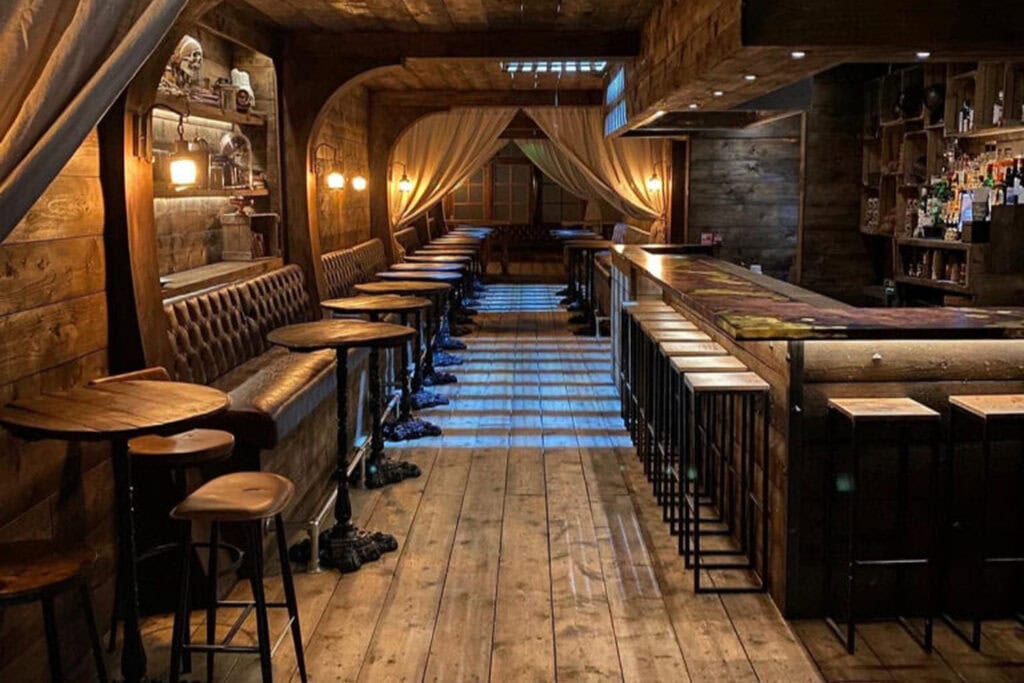 Balise alt	Pirate ship themed cocktail bar with timber walls and rum bottles, London