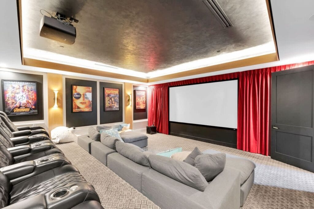 Hire a Projector and Screen for Your Next Event | Peerspace