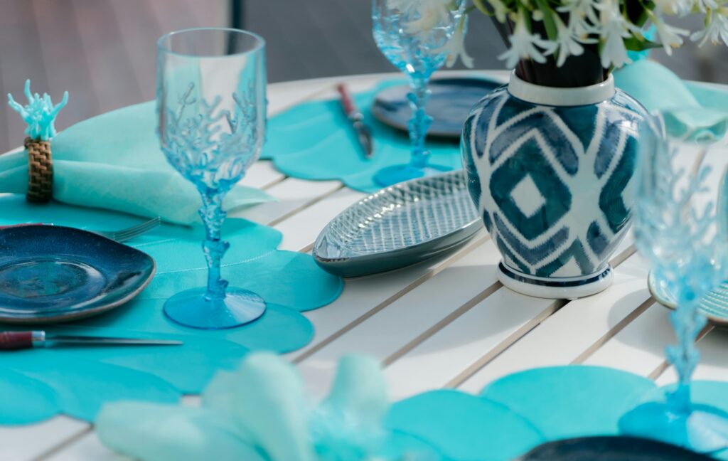A table decorated in the coastal theme with blue and turquoise elements.