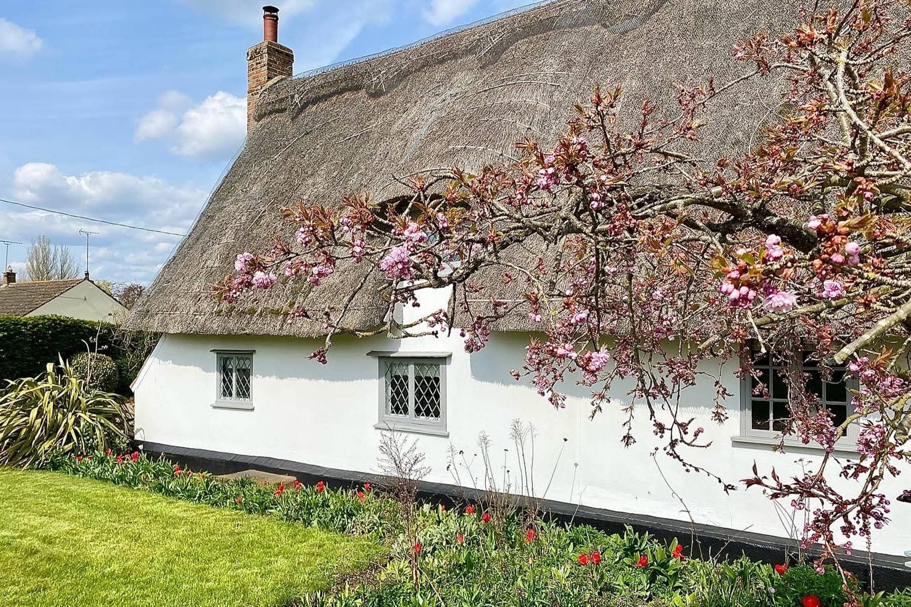 How & Where to Find a Thatched Cottage Airbnb | Peerspace