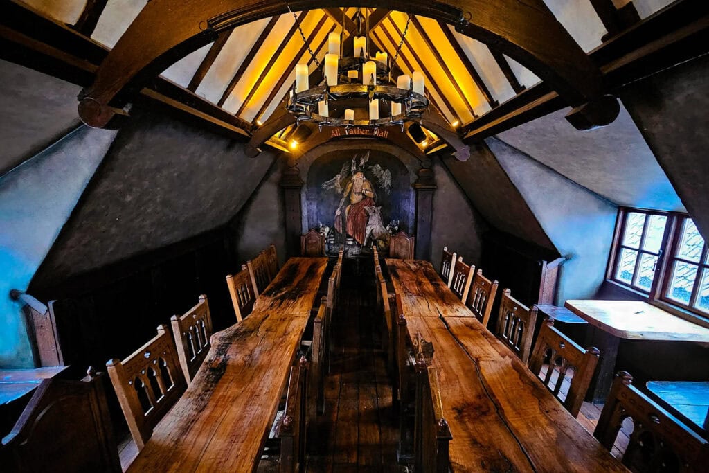 Balise alt	Pirate ship themed cocktail bar with timber walls and rum bottles, London